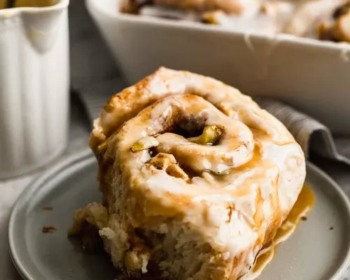 Vegan Caramel Apple Cinnamon Rolls